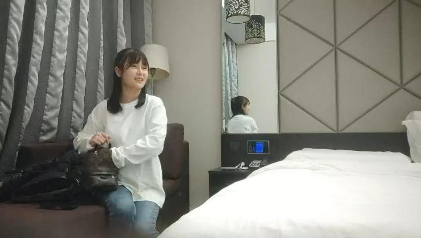 草莓修车 - 白衣清纯乖巧小妹 ，舌功一流 ，后入爆操大屁股